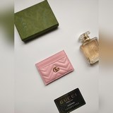 gucci新款女士卡包。gg marmont卡片夾。采用小牛皮，绗縫人形花紋配以