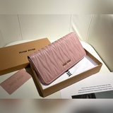 品牌：miumiu 5550顔色：黑色 粉色  尺寸： 19*10.5*3.