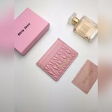 [慶祝]MIUMIU經典羊皮卡包[玫瑰]品牌标志性的Matelassé圖案賦予此