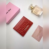 [慶祝]MIUMIU經典羊皮卡包[玫瑰]品牌标志性的Matelassé圖案賦予此