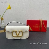配盒子-Valentino Garavani MINI LOCò小牛皮手袋，金屬