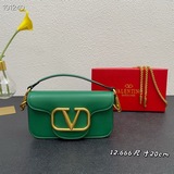配盒子-Valentino Garavani MINI LOCò小牛皮手袋，金屬