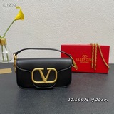 配盒子-Valentino Garavani MINI LOCò小牛皮手袋，金屬