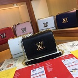 50273，50272新款twist 款别緻的小型手袋藏有一個秘密： 它比實際看