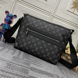 m44223 此款由monogram eclipse帆布裁制而成的odyssey