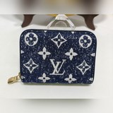 M81185  這款拉鍊零錢包以Monogram提花牛仔布打造，綴有搭襯的小牛皮