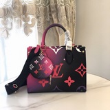 m59856，本款 onthego 小號手袋為 monogram 帆布渲染全新漸