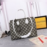 46060新款兩色出貨，本款 onthego 手袋取材 monogram emp