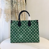 m46217，m46126,綠色牛仔 媽咪帶系列 本款 onthego 手袋來自