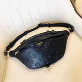 m44812  43644，杏色全皮 bumbag 胸包，圖案款可當腰包，單肩包