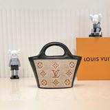 本款 菜籃子包取材 monogram raffia 織物，以拉菲草一般的細膩紋理