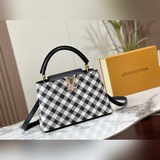 m20717黑白格子金扣小號 本款 capucines 中號手袋為全粒面 tau