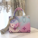m59856，本款 onthego 小號手袋為 monogram 帆布渲染全新漸