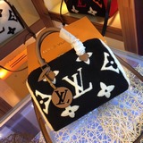 大號30x21x17。          speedy teddy 系列毛茸茸的