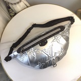m20971本款 pillow maxi 腰包為寒冷街頭及皚皚雪道增添矚目亮彩。