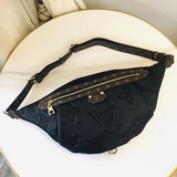 m20971本款 pillow maxi 腰包為寒冷街頭及皚皚雪道增添矚目亮彩。