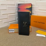 本款 LV Vertical 錢夾，采用柔軟粒面 Taurillon 皮革，為滑