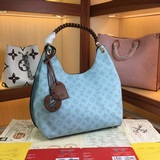 m53188，這款包選用進口顆粒taurillon小牛皮制做而成！其時尚輪廓極具