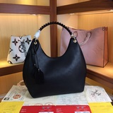 m53188，這款包選用進口顆粒taurillon小牛皮制做而成！其時尚輪廓極具