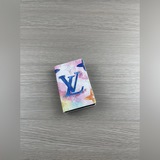 內部極為實用，設有多個可放置信用卡和紙鈔的夾層。錢包採用Vintage Mono
