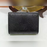 m80153   這款cléa錢包設計雅緻精巧，選用柔軟mahina小牛皮製作，