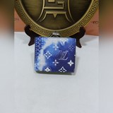 m81404這款經典slender錢包以柔軟皮革展現全新設計，于藍色長絲巾圖案