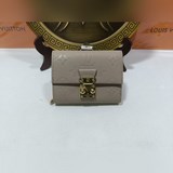 M80880  M81071這款Métis小型錢包以柔軟的Monogram E