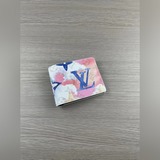 內部極為實用，設有多個可放置信用卡和紙鈔的夾層。錢包採用vintage mono