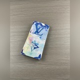 內部極為實用，設有多個可放置信用卡和紙鈔的夾層。錢包採用vintage mono