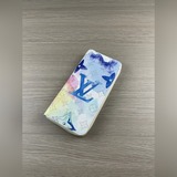 內部極為實用，設有多個可放置信用卡和紙鈔的夾層。錢包採用vintage mono