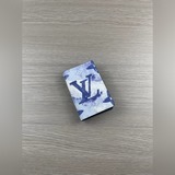 內部極為實用，設有多個可放置信用卡和紙鈔的夾層。錢包採用vintage mon