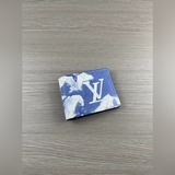 內部極為實用，設有多個可放置信用卡和紙鈔的夾層。錢包採用vintage mon