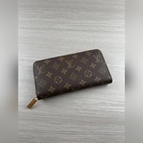 經典單拉60017這款設計實用的monogram帆布皮夾以拉鍊開合，可裝紙币，零