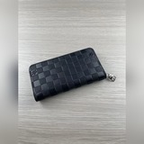 型號m60017壓格這款設計實用的monogram帆布皮夾以拉鍊開合，可裝紙币，