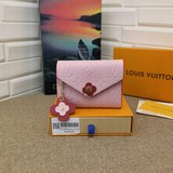 41988壓花花朵 牛皮錢包、風格柔美款小巧，此款錢夾外部采用精心壓紋monog