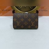 m60235/m86366  這款結合多種風格錢夾采用monogram帆布制造，