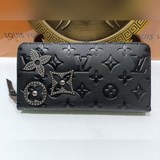 m62069   此款标志性的zippy拉鍊錢夾配monogram花卉金屬飾釘，