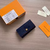 62630鑽石紋壓花寶藍 小巧精緻的鑰匙包， 設有六個可系扣六把鑰匙的鎖扣。采