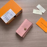 62630鑽石紋壓花粉紅 小巧精緻的鑰匙包， 設有六個可系扣六把鑰匙的鎖扣。采用