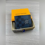 款號：60433顔色：蘭色 尺寸：11.5x9此款錢夾的設計充滿玩味，将經