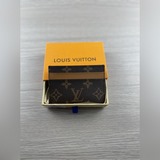款號：62170顔色：老花 尺寸：7x11這款雅緻時尚， 設有多個信用卡夾