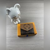 款號：80725 顔色：黃花 尺寸：9.5x7.5x3本款 zoé 錢夾以