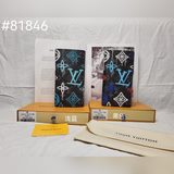 本款 brazza 錢夾以塗鴉噴繪效果重繪 monogram 花卉和 lv 字母
