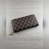 經典單拉60017這款設計實用的monogram帆布皮夾以拉鍊開合，可裝紙币，零