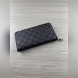 型號m60017壓格這款設計實用的monogram帆布皮夾以拉鍊開合，可裝紙币，
