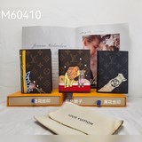 M60410護照套本款護照套出自 Vivienne Holidays 2023