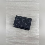 卡片夾M63801以經典Monogram塗層帆布制作，這款Enveloppe C