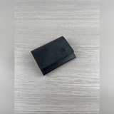 卡片夾M63801以經典Monogram塗層帆布制作，這款Enveloppe C