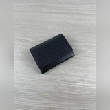 卡片夾M63801以經典Monogram塗層帆布制作，這款Enveloppe C