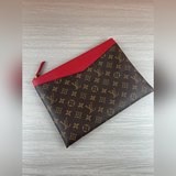 m62048 大紅daily手袋以标志性monogram帆布與細粒紋牛皮展現出對